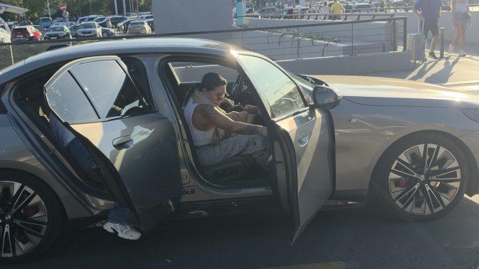 zena-naseg-folkera-u-automobilu-od-80.000-evra-sa-cerkom-sletela-u-beograd,-pa-ih-docekala-prava-zver-ispred-aerodroma:-svi-se-okrecu-za-njima-(video)