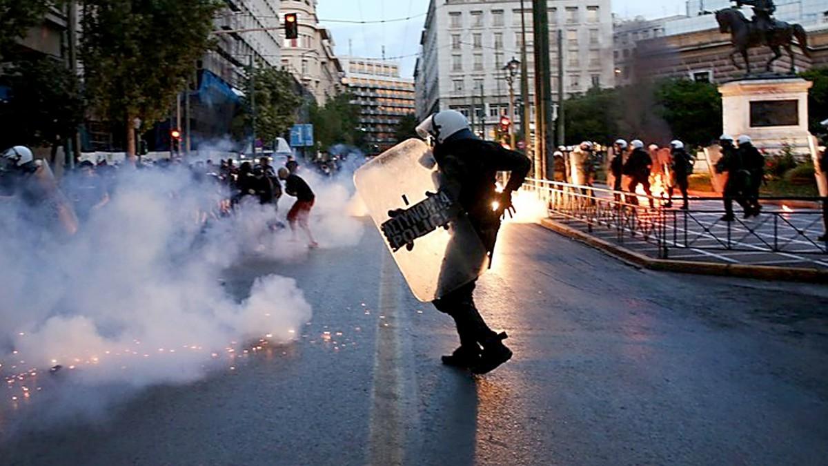 bacali-kamenje-i-predmete-na-policiju,-izbio-opsti-haos!-ostecene-zgrade,-ima-povredenih-u-ostrom-sukobu-u-grckoj bacali-kamenje-i-predmete-na-policiju,-izbio-opsti-haos!-ostecene-zgrade,-ima-povredenih-u-ostrom-sukobu-u-grckoj