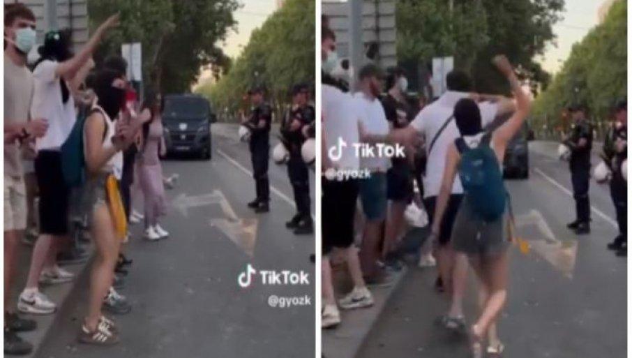 prvo-glume-tugu,-a-onda-prave-cirkus:-maskirani-blokaderi-tisinu-zamenili-jezivom-provokacijom-policije prvo-glume-tugu,-a-onda-prave-cirkus:-maskirani-blokaderi-tisinu-zamenili-jezivom-provokacijom-policije