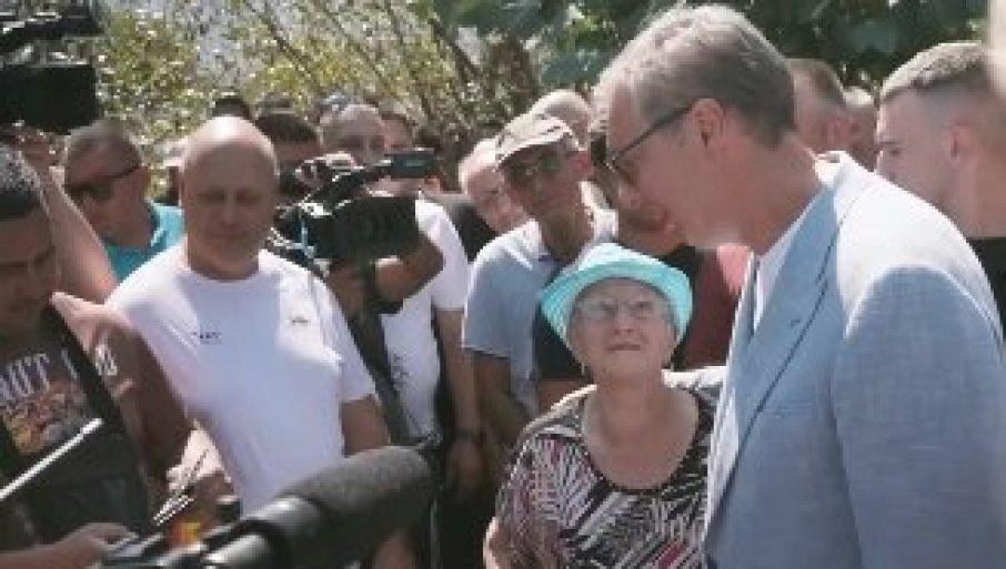 baka-odusevljeno-pitala-vucica-da-se-slika-sa-njom:-pogledajte-prelepi-trenutak-sa-juga-srbije,-bilo-je-i-suza-radosnica-(video) baka-odusevljeno-pitala-vucica-da-se-slika-sa-njom:-pogledajte-prelepi-trenutak-sa-juga-srbije,-bilo-je-i-suza-radosnica-(video)