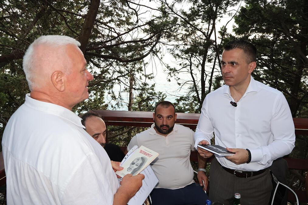 milicevic-sa-predstavnicima-srpskih-udruzenja-u-crnoj-gori-razgovor-o-ocuvanju-srpskog-jezika,-kulture-i-tradicije-(foto) milicevic-sa-predstavnicima-srpskih-udruzenja-u-crnoj-gori-razgovor-o-ocuvanju-srpskog-jezika,-kulture-i-tradicije-(foto)