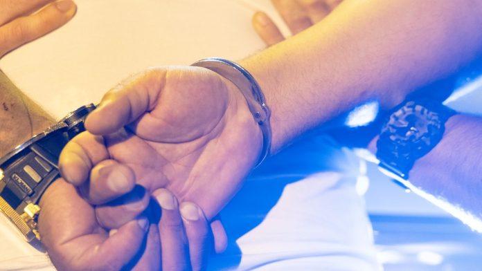 hteo-da-prode-bez-kontrole,-pa-zavrsio-iza-resetaka!-hapsenje-na-prelazu-rudnica:-muskarac-u-dokumenta-stavio-novac,-pokusao-da-podmiti-policajca