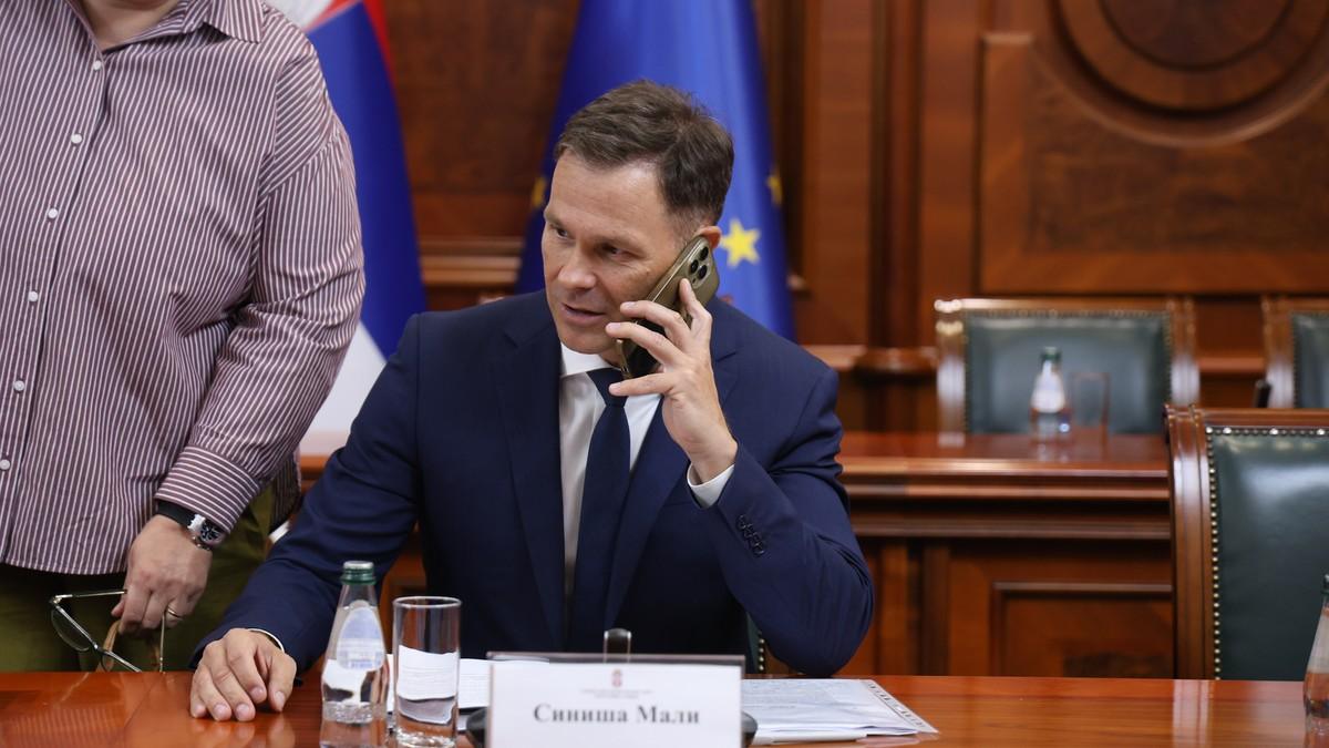 ministar-mali-odgovara-na-sva-pitanja-gradana!-svi-detalji-o-novcu-koji-stize-gradanima-u-septembru:-evo-koliki-je-rok-za-podizanje-(foto) ministar-mali-odgovara-na-sva-pitanja-gradana!-svi-detalji-o-novcu-koji-stize-gradanima-u-septembru:-evo-koliki-je-rok-za-podizanje-(foto)