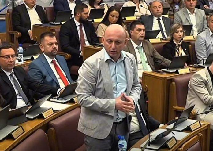 “ako-me-spajic-demantuje-napustam-politiku,-ako-sam-u-pravu-–-da-podnese-ostavku”-knezevic-u-skupstini-cg:-da-li-je-jakov-milatovic-znao-za-detalje-o-spajicu?