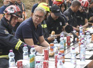 JA ŽIVIM ZA SRBIJU Vučić: Blokaderi napadaju vatrogasce da su se prodali za sendvič jer nemaju šta da ponude ja-zivim-za-srbiju-vucic:-blokaderi-napadaju-vatrogasce-da-su-se-prodali-za-sendvic-jer-nemaju-sta-da-ponude