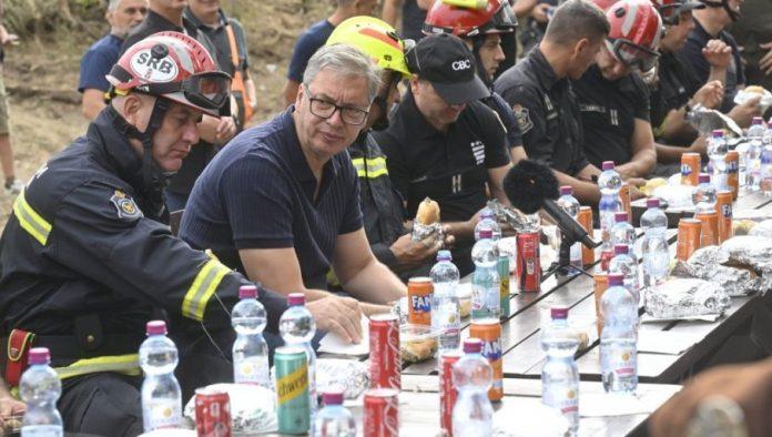 ja-zivim-za-srbiju-vucic:-blokaderi-napadaju-vatrogasce-da-su-se-prodali-za-sendvic-jer-nemaju-sta-da-ponude