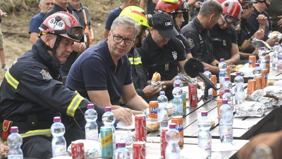 ja-zivim-za-srbiju-vucic:-blokaderi-napadaju-vatrogasce-da-su-se-prodali-za-sendvic-jer-nemaju-sta-da-ponude ja-zivim-za-srbiju-vucic:-blokaderi-napadaju-vatrogasce-da-su-se-prodali-za-sendvic-jer-nemaju-sta-da-ponude