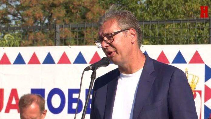 vucic-sa-narodom-predsednik-razgovarao-sa-narodom-raskog-okruga:-nas-koji-volimo-srbiju-je-mnogo-vise-(video)