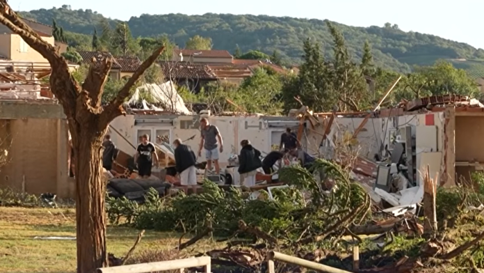 (video)-razorni-tornado-nosio-sve-pred-sobom,-ima-povredenih!-skoro-3.000-domacinstava-bez-struje,-totalni-haos-u-francuskoj:-osteceno-100-kuca
