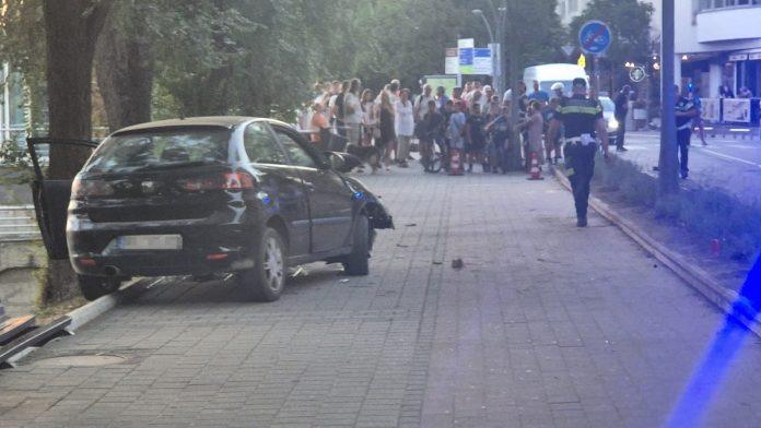 “automobil-preleteo-preko-ivicnjaka-i-pokupio-majku-s-decom”-detalji-stravicne-nesrece-u-kraljevu:-ocevidac-svedocio-uzasu,-zena-sa-kolicima-sletela-nizbrdo