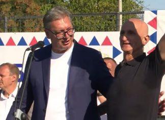 OVO JE SRPSKI DOMAĆIN KOJI JE RASTURIO LAŽI BLOKADERSKIH MEDIJA: Vučić ga pozvao na binu, a njegova reakcija oduševila sve ovo-je-srpski-domacin-koji-je-rasturio-lazi-blokaderskih-medija:-vucic-ga-pozvao-na-binu,-a-njegova-reakcija-odusevila-sve