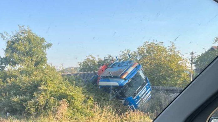 kamion-sleteo-sa-puta!-teska-nesreca-kod-trstenika:-sudario-se-sa-automobilom,-delovi-vozila-rasuti-po-putu