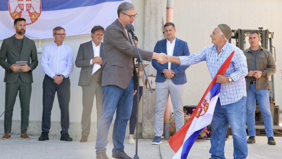 “kilo-rakije-za-kilo-i-po-puta”:-vucic-podelio-zanimljiv-snimak-susreta-sa-mestaninom-brusa-(video) “kilo-rakije-za-kilo-i-po-puta”:-vucic-podelio-zanimljiv-snimak-susreta-sa-mestaninom-brusa-(video)
