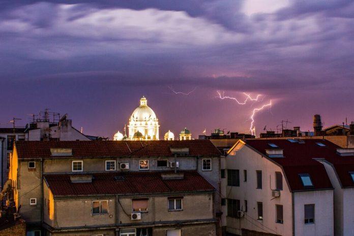 kisni-oblaci-stizu-u-srbiju,-krecu-se-prema-beogradu:-evo-kako-ce-se-nevreme-kretati-iz-sata-u-sat-(foto)