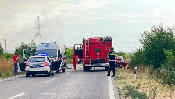 (foto)-ima-mrtvih-u-nesreci-kod-vrsca!-dramaticni-prizori-na-licu-mesta:-auto-potpuno-smrskan,-jedna-osoba-tesko-povredena