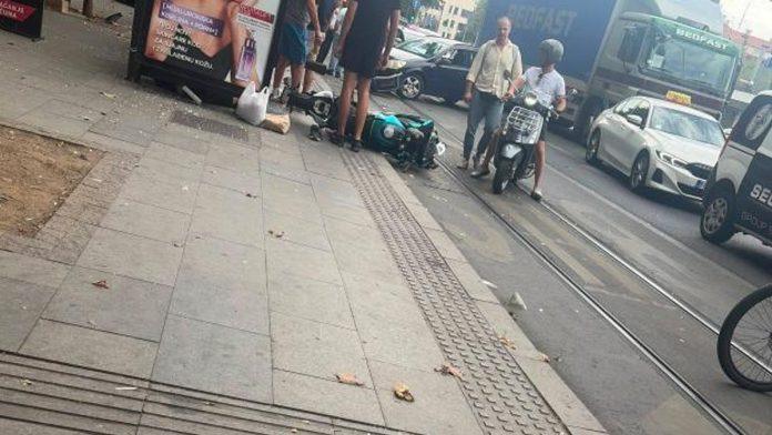 (foto)-motociklista-oboren-kod-pijace-skadarlija!-staklo-rasuto-po-putu,-auto-ostecen-sa-prednje-strane