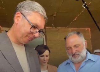 “NIKADA NE SMEMO DA ZABORAVIMO BORCE”: Vučić primio simboličan poklon u Trsteniku (VIDEO) “nikada-ne-smemo-da-zaboravimo-borce”:-vucic-primio-simbolican-poklon-u-trsteniku-(video)