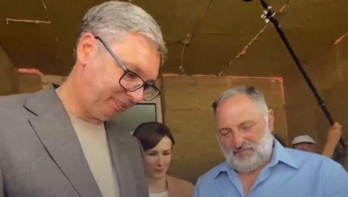 “nikada-ne-smemo-da-zaboravimo-borce”:-vucic-primio-simbolican-poklon-u-trsteniku-(video)
