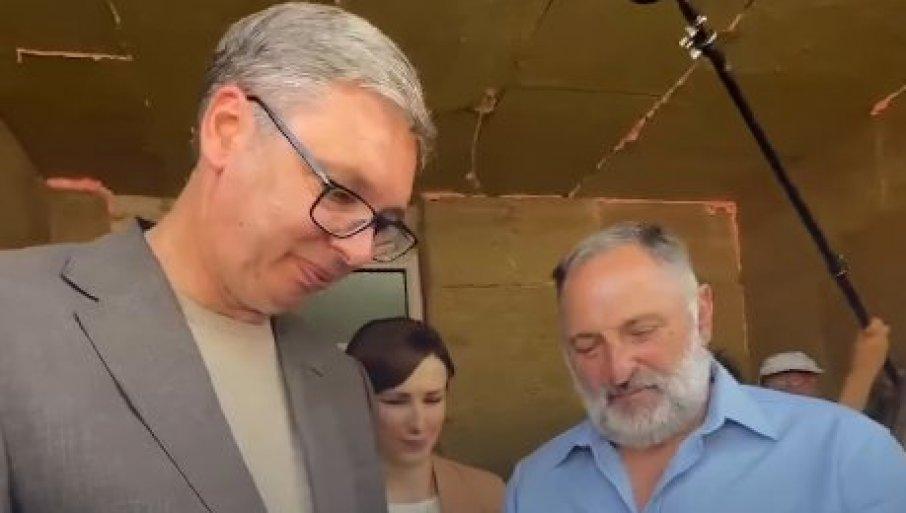 “nikada-ne-smemo-da-zaboravimo-borce”:-vucic-primio-simbolican-poklon-u-trsteniku-(video) “nikada-ne-smemo-da-zaboravimo-borce”:-vucic-primio-simbolican-poklon-u-trsteniku-(video)