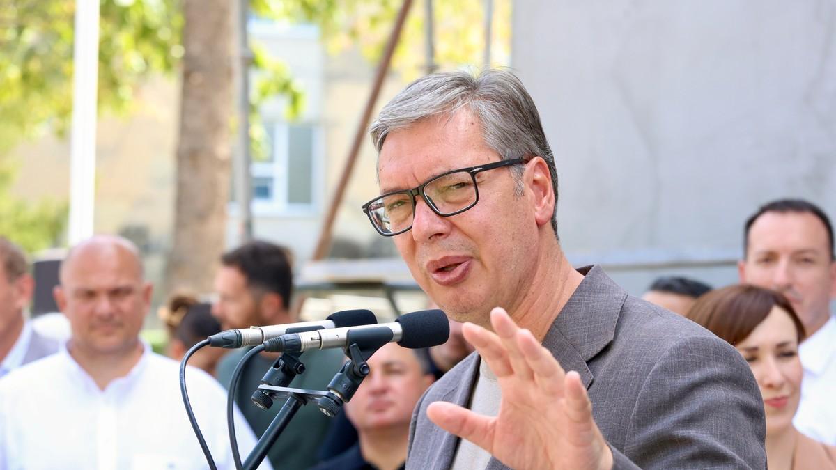 “hrvati-progone-majku-decaka-koji-je-pokazao-3-prsta,-sta-mi-da-radimo-sa-onima-sto-idu-na-tompsona?”-vucic-posetio-rasinski-okrug:-ustastvo-je-postalo-pozeljna-ideologija,-fasizam-se-vraca-na-velika-vrata “hrvati-progone-majku-decaka-koji-je-pokazao-3-prsta,-sta-mi-da-radimo-sa-onima-sto-idu-na-tompsona?”-vucic-posetio-rasinski-okrug:-ustastvo-je-postalo-pozeljna-ideologija,-fasizam-se-vraca-na-velika-vrata