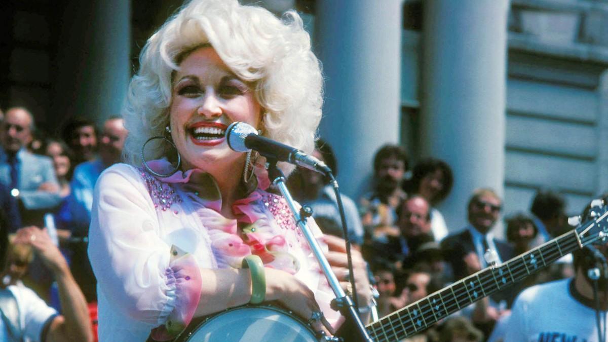 oglasio-se-tramp-povodom-smrti-doli-parton:-“pocevsi-od-veceras…” oglasio-se-tramp-povodom-smrti-doli-parton:-“pocevsi-od-veceras…”