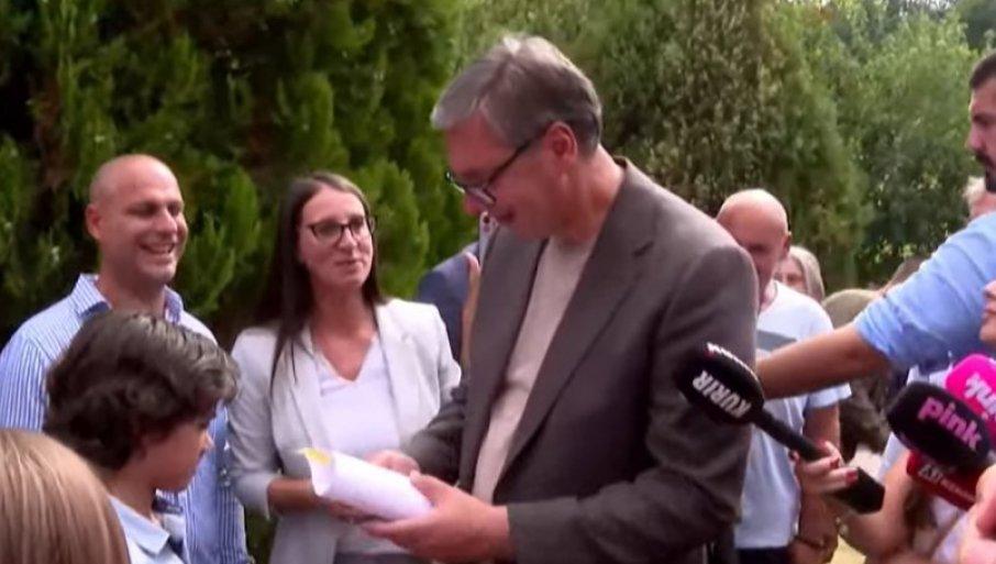 “volimo-vas,-predsednice!”:-deca-iz-parcana-docekala-vucica,-on-im-obecao-kosarkaski-teren “volimo-vas,-predsednice!”:-deca-iz-parcana-docekala-vucica,-on-im-obecao-kosarkaski-teren