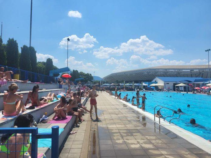 diplome-za-nove-plivace-pred-kraj-sezone-na-gradskom-kupalistu-u-loznici-(foto)