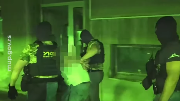 (video)-opkolili-ga-dok-je-sedeo-na-ulici!-ovako-je-uhapsen-manijak-sa-banovog-brda,-oglasio-se-mup:-drzavljanin-bih-(50)-pokusao-da-opljacka-zenu-(67),-pa-je-silovao-ispod-stepenica