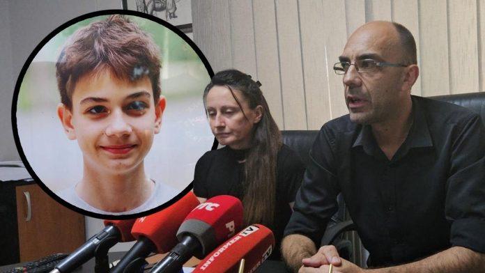 odlozeno-sudenje-roditeljima-decaka-ubice-iz-niske-banje!-otac-se-nije-pojavio,-majka-ubijenog-andreja-(13)-u-ocaju:-“sluze-se-prljavim-igrama-i-lazima,-ovo-traje-u-nedogled!”-(foto,-video)