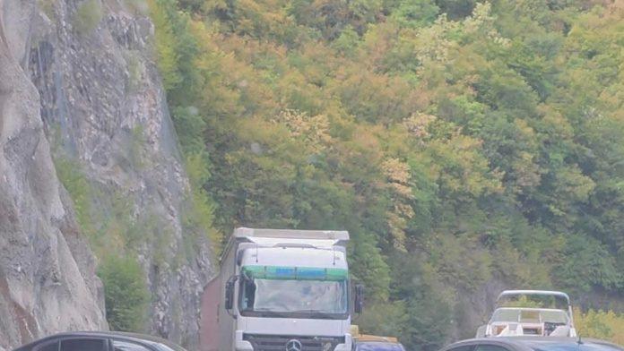 lancani-sudar-izmedu-zlatibora-i-uzica!-automobili-smrskani,-stvaraju-se-veliki-zastoji-na-putu-(foto)