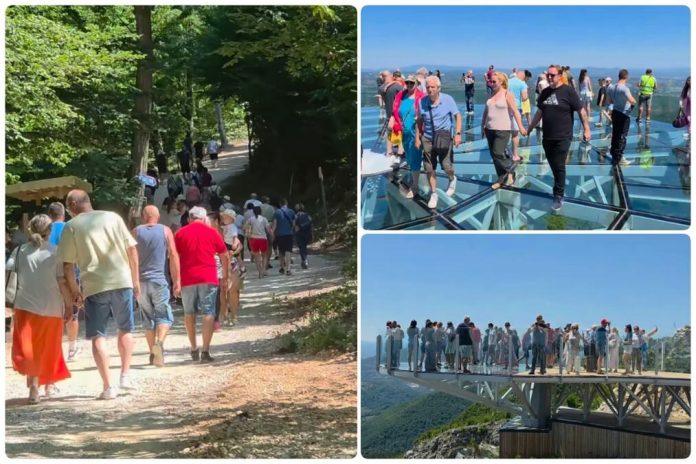 neverovatni-snimci-s-vidikovca-na-kablaru,-guzva,-svi-hoce-da-vide!-neki-hrabro-zakorace-a-neki-prvo-dobro-ispipaju!-a-kad-stanu-nad-ambisom,-ne-kriju-ushicenje