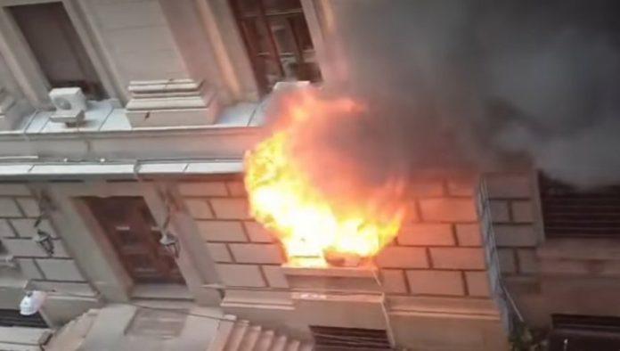 pozar-u-blizini-zgrade-vlade-srbije!-buktinja-u-centru-beograda:-otvoreni-plamen-i-gusti-dim-se-sire-nemanjinom-ulicom-(video)