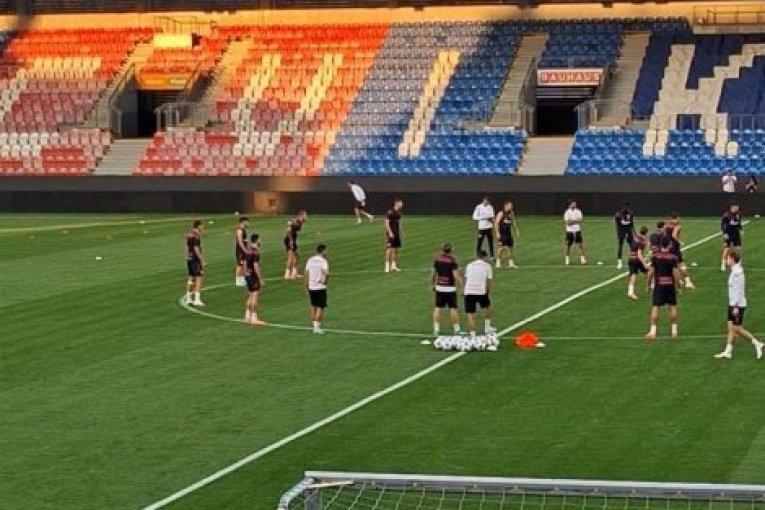 zvezda-odradila-trening-u-plzenju!-rijera-smislio-kaznu-ko-pogresi-–-evo-i-koju-(video) zvezda-odradila-trening-u-plzenju!-rijera-smislio-kaznu-ko-pogresi-–-evo-i-koju-(video)