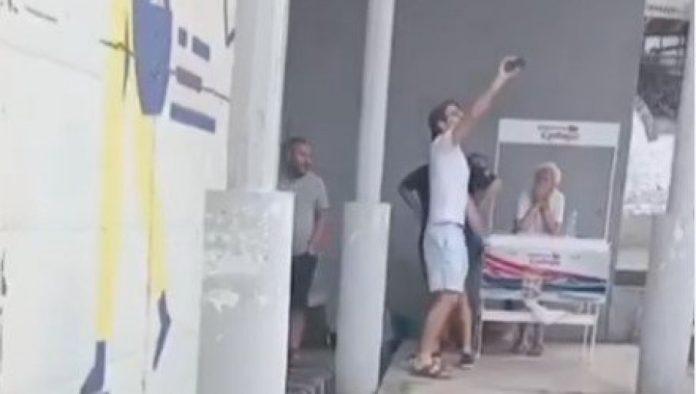 blokader-provocirao-aktiviste-sns-na-severnom-bulevaru:-vredao-vucica,-donosio-sendvice-i-sve-snimao-za-mreze-(video)