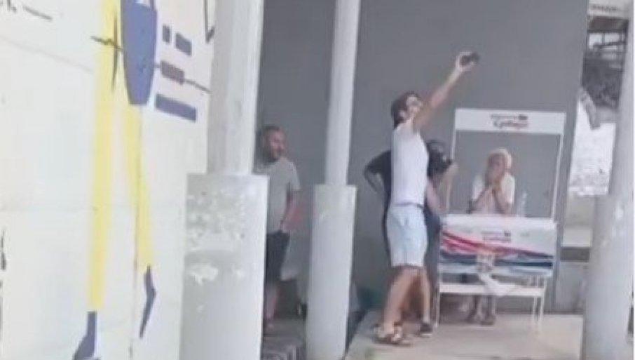 blokader-provocirao-aktiviste-sns-na-severnom-bulevaru:-vredao-vucica,-donosio-sendvice-i-sve-snimao-za-mreze-(video) blokader-provocirao-aktiviste-sns-na-severnom-bulevaru:-vredao-vucica,-donosio-sendvice-i-sve-snimao-za-mreze-(video)