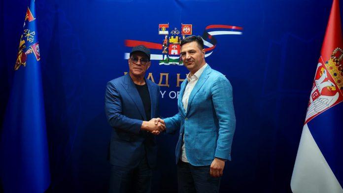 gradonacelnik-pavlovic-ugostio-holivudsku-zvezdu:-van-dama-prijatno-iznenadili-mladi-karatisti-(foto)