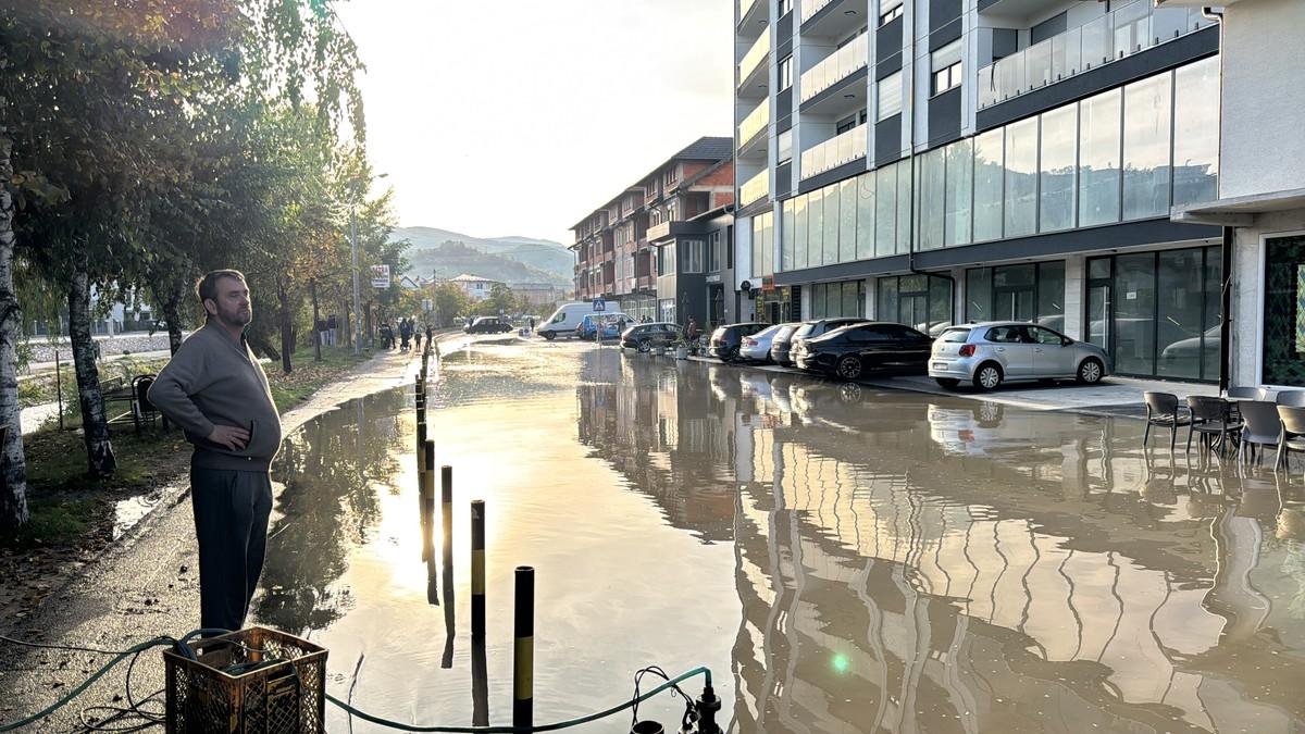 havarija-u-kragujevcu,-pukla-cev!-na-ulicama-potop:-pet-naselja-trenutno-bez-vode havarija-u-kragujevcu,-pukla-cev!-na-ulicama-potop:-pet-naselja-trenutno-bez-vode