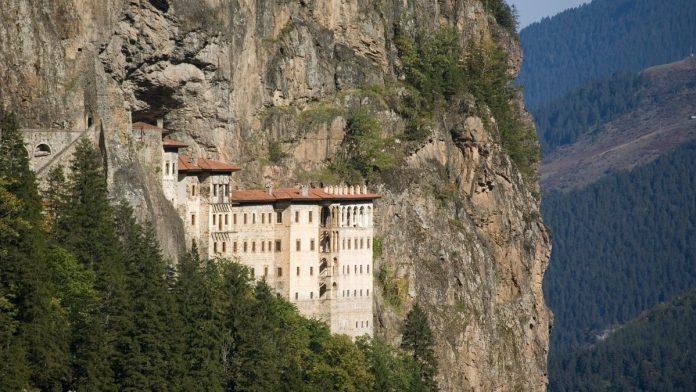 misterija-manastira-koji-visi-nad-provalijom-na-1.200-metara:-svecima-na-ikonama-nedostaju-oci,-niko-ne-zna-zasto-su-tako-naslikani