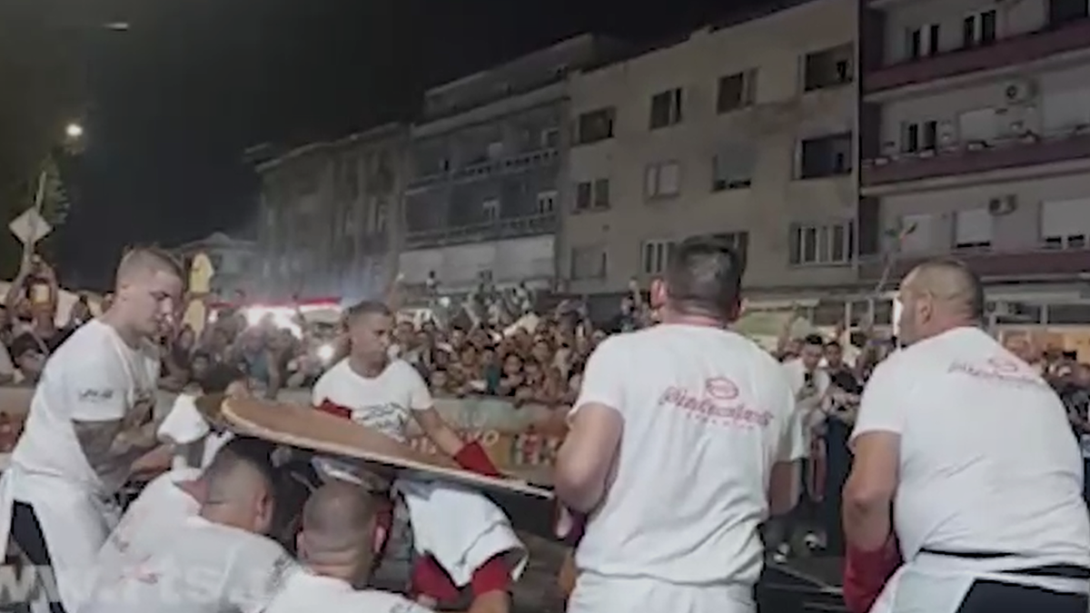 novi-rekord-na-rostiljijadi-leskovcani-napravili-pljeskavicu-tezu-od-90-kilograma novi-rekord-na-rostiljijadi-leskovcani-napravili-pljeskavicu-tezu-od-90-kilograma