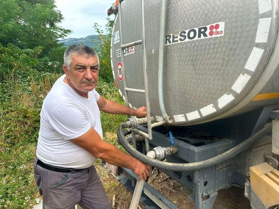 alarmantna-situacija-sa-vodom!-u-arilju-najkriticnija-situacija,-citava-zapadna-srbija-se-muci-sa-nestasicom,-cisterne-pune-rezervoare alarmantna-situacija-sa-vodom!-u-arilju-najkriticnija-situacija,-citava-zapadna-srbija-se-muci-sa-nestasicom,-cisterne-pune-rezervoare