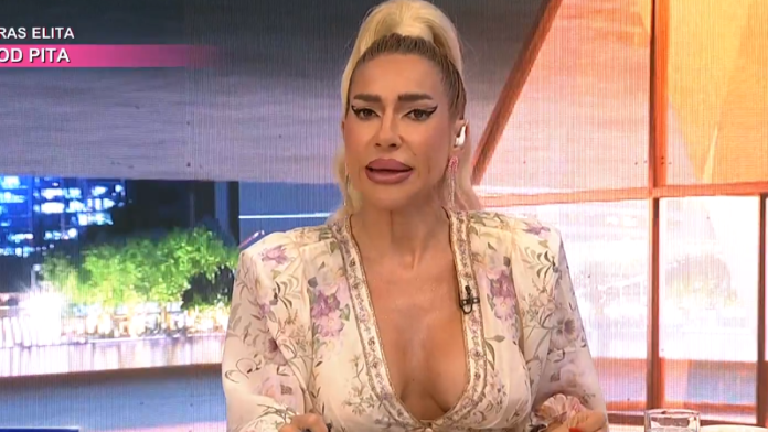 jovana-jeremic-se-vratila-u-jutarnji!-voditeljka-u-cvetnoj-haljini-pokazala-nove-silikone,-seva-dekolte-u-emisiji-uzivo-(foto)
