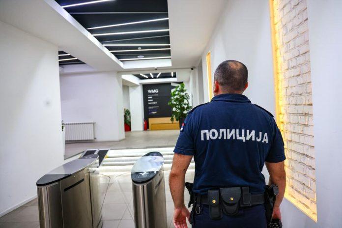 hitna-akcija-policije-i-tuzilastva-zbog-laznih-dojava!-preceno-eksplozivom-na-vise-lokacija-u-beogradu:-pripadnici-mup-pregledali-zgradu-kurira!