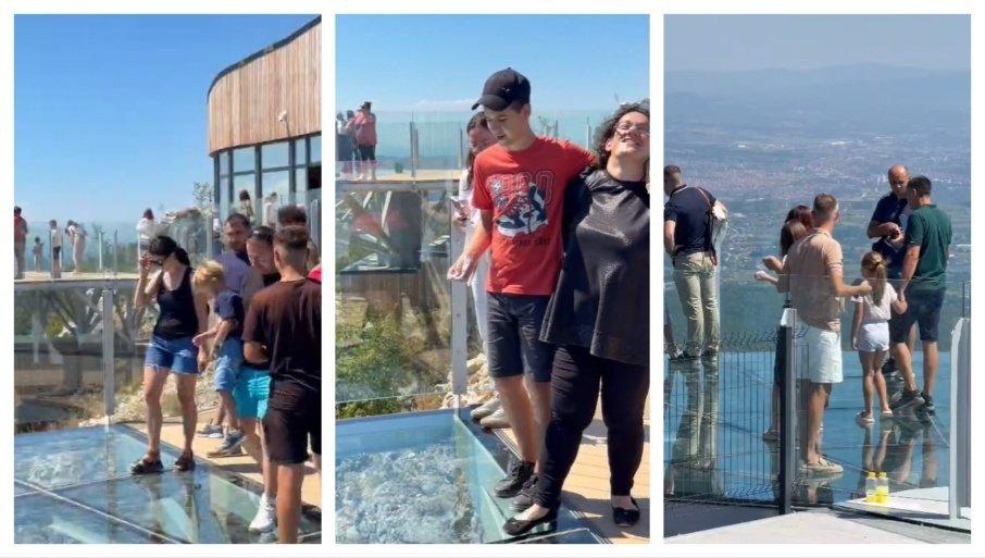 “svako-se-snalazi-na-svoj-nacn”:-hit-snimak-sa-vidikovca-na-kablaru-“koji-niko-nece-da-poseti”-(video) “svako-se-snalazi-na-svoj-nacn”:-hit-snimak-sa-vidikovca-na-kablaru-“koji-niko-nece-da-poseti”-(video)
