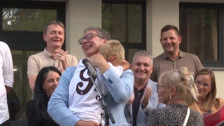 “hocu-da-vas-vidim”:-decak-otisao-u-zagrljaj-vucicu-i-raznezio-sve-prisutne “hocu-da-vas-vidim”:-decak-otisao-u-zagrljaj-vucicu-i-raznezio-sve-prisutne