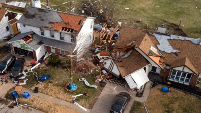 (video)-tornado-cupao-krovove,-tukao-grad-velicine-pomorandze!-unisteni-delovi-crkve-i-gradske-skupstine,-ima-povredenih:-supercelijska-oluja-napravila-katastrofu-u-italiji