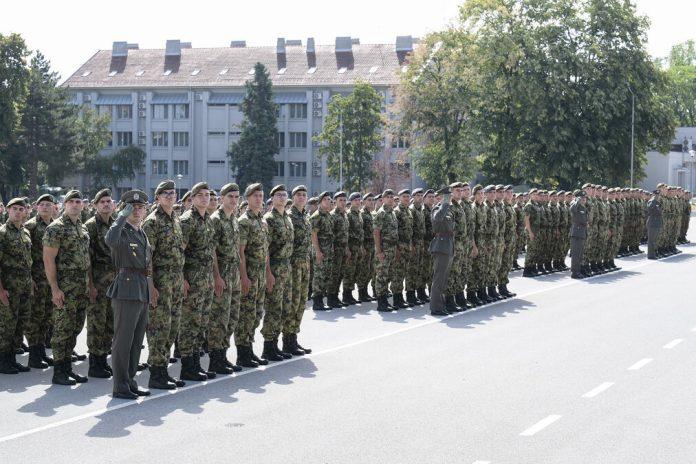 vojska-srbije-promovisala-novu-generaciju-rezervnih-oficira!-svecanost-na-banjici:-citan-ukaz-predsednika-vucica,-nagradeni-najbolji-potporucnici!