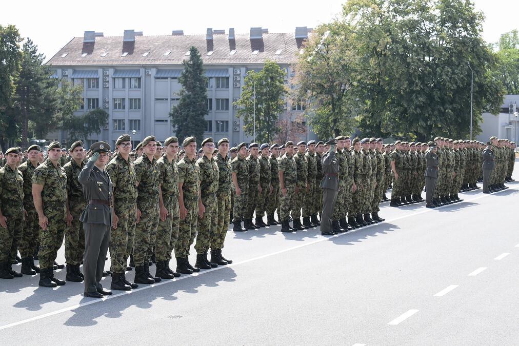 vojska-srbije-promovisala-novu-generaciju-rezervnih-oficira!-svecanost-na-banjici:-citan-ukaz-predsednika-vucica,-nagradeni-najbolji-potporucnici! vojska-srbije-promovisala-novu-generaciju-rezervnih-oficira!-svecanost-na-banjici:-citan-ukaz-predsednika-vucica,-nagradeni-najbolji-potporucnici!