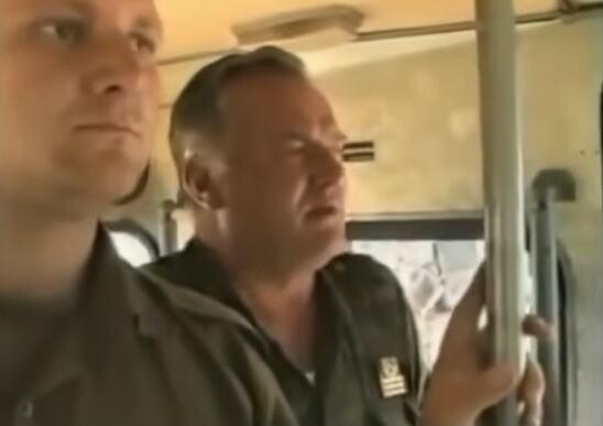 “ja-sam-ratko-mladic,-ne-bojte-se-nista!”-cuveni-snimak-generala-sa-muslimanskim-civilima:-ja-vasu-decu-spasavam,-a-nasa-su-pobijena-’92.-u-kanjonu-zepe-(video) “ja-sam-ratko-mladic,-ne-bojte-se-nista!”-cuveni-snimak-generala-sa-muslimanskim-civilima:-ja-vasu-decu-spasavam,-a-nasa-su-pobijena-’92.-u-kanjonu-zepe-(video)