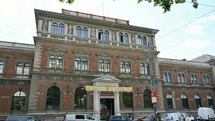 kao-na-filmu-dvojica-lopova-razbila-vitrinu-i-odnela-kraljevsku-ogrlicu-iz-muzeja-u-becu-usred-dana,-pred-posetiocima!-(foto)