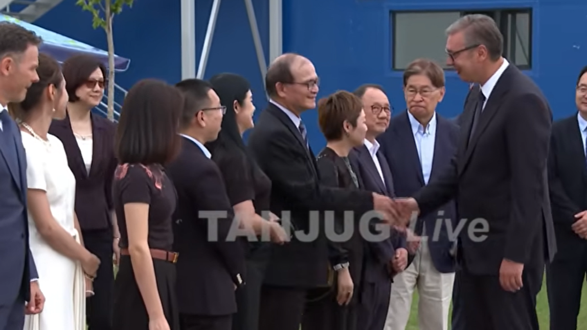 (video)-“ovo-je-pionirski-poduhvat”-vucic-na-otvaranju-prve-fabrike-humanoidnih-robota-u-srbiji,-docekali-ga-i-roboti-milutin-i-dragutin (video)-“ovo-je-pionirski-poduhvat”-vucic-na-otvaranju-prve-fabrike-humanoidnih-robota-u-srbiji,-docekali-ga-i-roboti-milutin-i-dragutin